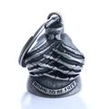 Ciondolo campanello moto vintage con mano di teschio in argento antico e scritta Born To Be Free - Campana Mano di Scheletro (GBK-054) / Solo Ciondolo / Argento antico