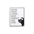 Pin's émaillé avec chat noir et citation 'Never trust a man' sur fond blanc minimaliste - Blanc/Ne Faites Pas Confiance Aux Non-Amoureux Des Chats
