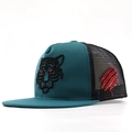 Dettaglio cappello verde acqua con ricamo tigre e graffi rossi su rete nera traspirante - Regolabile / Blu lago