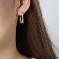 Minimalistische mattgoldene geometrische U-förmige Rechteckohrringe am Modell - Mattes Rechteck (F1241) / Gold
