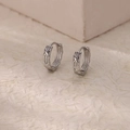 Elegantes pendientes de corazón plateados con diseño tejido y acabado minimalista - Textura Trenzada Plateada