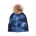 Bonnet en maille tie-dye bleu foncé et noir avec pompon moelleux en fausse fourrure - Tie-Dye Bleu Marine