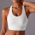 Vue détaillée du dos d'un soutien-gorge de sport blanc à fort impact avec dos nageur large - Blanc