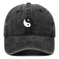 Klassische schwarze Baseballkappe aus gewaschenem Denim mit besticktem Tai-Chi-Symbol - Einheitsgröße / Schwarz