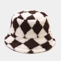 Gros plan du motif à damier marron et beige sur un bob épais en polaire de mouton - M (56-58cm) / Marron