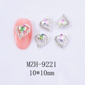 Makro-Detail von Aurora-Herz Nagelkunst mit Silberbasis und Love-Gravur-Element - 9221 Rosa mit Grün