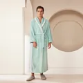 Herren Flanell Bademantel in Bohnengrün mit weißer Kontrastpaspel und Bindegürtel - Bohnengrün (Herrenmodell)