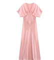 Detailansicht eines rosa Midi-Kleides aus Satin mit V-Ausschnitt und seidiger Textur - Rosa