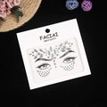 Vista macro de pegatinas faciales iridiscentes y pedrería láser en tarjeta blanca - Blanco AB