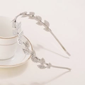 Elegante zilveren barokke haarband met laurierblad ontwerp op een witte keramische mok - Zilver