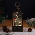 Dettaglio di lanterna natalizia vintage con LED caldo e scena di neve in miniatura - Casa nel Bosco (D2-2 Lanterna Piatta)