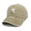 Détail de la broderie palmier blanc sur une casquette de baseball en coton lavé de couleur kaki - Réglable / Kaki