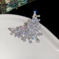 Detalle de broche de mariposa plateado con perlas y circón sobre un plato cerámico - Estilo de Borla de Mariposa / Plateado