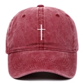 Dettaglio del ricamo a croce su cappellino da baseball vintage in cotone lavato bordeaux - Borgogna