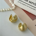 Aros minimalistas de plata 925 con acabado dorado cepillado y un diseño esférico chic - Pendiente de Medio Círculo Mate / Dorado