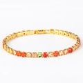 Primer plano detallado de una pulsera hip hop dorada con circonitas de varios colores - Estilo Con Cierre Plegable / Dorado Tonos Cálidos