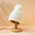 Bonnet en tricot blanc avec pompon en peluche et maille torsadée sur support bois - M(56-58cm) / Beige