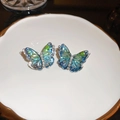 Boucles d'oreilles papillon vintage bleu-vert avec feuille d'or et perle centrale - Boucles d'Oreilles Clous Papillon en Perles et Feuilles d'Or Dégradé Bleu Vert