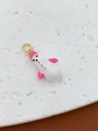 Dettaglio ciondolo a pupazzo di neve con cappello rosa e anello dorato su pietra - Ciondolo Pupazzo di Neve Cappello Rosa