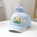 Dettaglio cappellino neonato con orecchie da coniglio 3D e toppa cucciolo in azzurro - 48cm (6 Mesi-2 Anni) / Azzurro