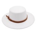 Détail du chapeau de feutre blanc avec bande en daim marron et boucle en métal - Taille unique / Blanc