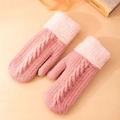 Moufles en tricot rose pour femmes avec revers en peluche et motif de torsades - Rose