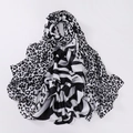 Gros plan d'un foulard en soie noir et blanc avec imprimé léopard et rayures abstraites - 180*90CM / Blanc