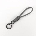 Porte-clés en paracorde tressée grise avec boucle à ressort en métal sur fond blanc - Style Court / Gris