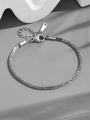 Detalle de pulsera de cadena popcorn plateada con cierre de langosta y etiqueta grabada - Pulsera de Cadena Estrellada / Color Acero