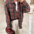 Détail d'une chemise à carreaux rouge et gris avec col classique et doubles poches avant - Rouge