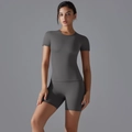 Ensemble de yoga femme coupe ajustée avec t-shirt manches courtes et short en gris foncé - Gris foncé
