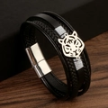 Detailaufnahme eines schwarzen Lederarmbands für Herren mit einem silbernen Tigerkopf-Anhänger - Schwarz/Silber