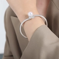 Bracciale rigido aperto in acciaio al titanio argento con perla bianca da donna - Color Acciaio