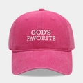 Dettaglio del ricamo God's Favorite su un cappellino da baseball in cotone rosa - Regolabile / GOD'S FAVORITE / Rosa Rosso