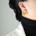Pendientes plisados dorados con textura irregular para mujer, acabado metálico moderno - Pendientes de oro