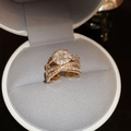 Dettaglio anello multistrato placcato oro con zirconi in una scatola regalo - Stile Zirconia Incrociata Multistrato (HR1187) / Placcatura in Oro a Tre Strati
