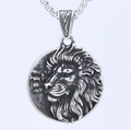 Collana vichinga con ciondolo a testa di leone in rilievo argento e catena a maglie quadre - Color Acciaio (Senza Catena) (D0507)