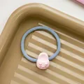 Rosaroter Schweinchen-Anhänger an blauem elastischem Haargummi, 5,5 cm Durchmesser - Rosa Schweinchen Haargummi