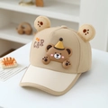 Dettaglio cappellino beige per bambini con orecchie di orso 3D e ricamo CAR unico - 52cm (3-6 Anni) / Cachi