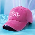 Dettaglio del cappellino rosa in cotone lavato con ricamo Mom Life su sfondo d'acqua blu - Rosa Rosso