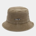 Primer plano del bordado de tiburón en un gorro de pescador de algodón lavado vintage - M (56-58cm) / Caqui