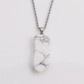 Collana con ciondolo a dente di lupo in turchese bianco e catena a corda argentata - Stile Turchese Bianco