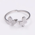 Detalle de anillo ajustable plateado con dobles alas de mariposa esmeriladas - Talla única (Ajustable abierto) / Color Acero