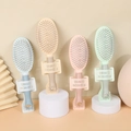 Brosses à cheveux en bleu, beige, rose et vert menthe sur des supports minimalistes - Couleurs mélangées
