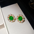 Détail de boucles d'oreilles fleurs vintage avec gemme verte et bordure de perles - 50# Tige en argent - Or - Vert - Style fleur