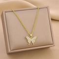 Collier papillon doré élégant serti de zircons présenté sur un coffret à bijoux - Doré