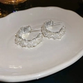 Versilberte C-Ohrringe mit unregelmäßiger Crushed-Ice-Textur und glänzendem Finish - C-Form Eisgecrackter Texturstil (Silber)