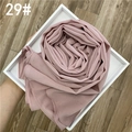 Détail du hijab en mousseline rose poudré avec paillettes argentées sur un plateau - Rose racine de lotus