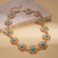 Dettaglio della collana a fiori dorati con cabochon turchese e cristalli - Collana-Blu