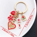 Detail von rotem Herz und Rosen-Zauberstab Anhängern an einem goldenen Schlüsselring - Emaille Rote Rose Herz Wunschstab Stil (ER881)